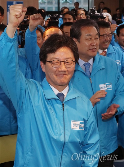 유승민 선대위원장 맡은 김무성 바른정당 유승민 대선후보가 5일 오후 서울 여의도 당사에서 열린 제19대 대통령 선거대책위원회 발대식에서 김무성 선대위원장 등과 함께 파이팅을 외치고 있다.  