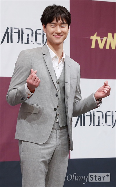 '시카고 타자기'고경표, 여심 삼키는 tvN의 아들 배우 고경표가 5일 오후 서울 논현동의 한 호텔에서 열린 tvN금토드라마 <시카고 타자기> 제작발표회에서 포토타임을 갖고 있다. <시카고 타자기>는 슬럼프에 빠진 베스트셀러 작가 한세주(유아인 분)와 그의 이름 뒤에 숨은 유령작가 유진오(고경표 분), 한세주의 열혈 팬에서 안티 팬으로 돌변한 작가 덕후 전설(임수정 분)이 의문의 오래된 타자기와 얽힌 미스터리한 앤티크 로맨스 드라마다. 7일 금요일 오후 8시 첫 방송.