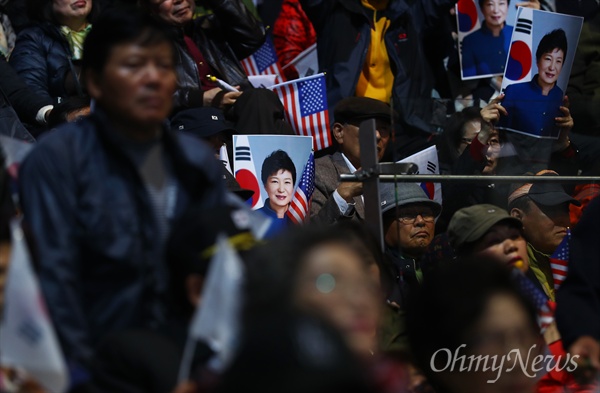  박사모, 탄기국 등  박근혜 지지자들이 모여 5일 서울 중구 장충체육관에서 새누리당 중앙당창당대회를 열고 있다.