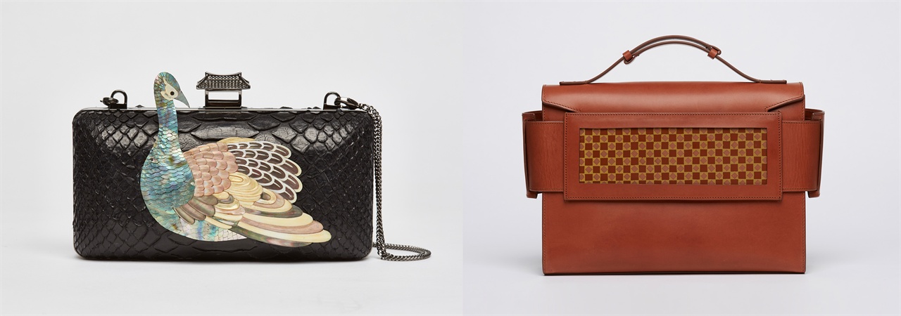 공작자개와 기와집 장식이 특징인 핸드백(좌), 채화옻칠로 현대적인 문양을 만든 핸드백(우)