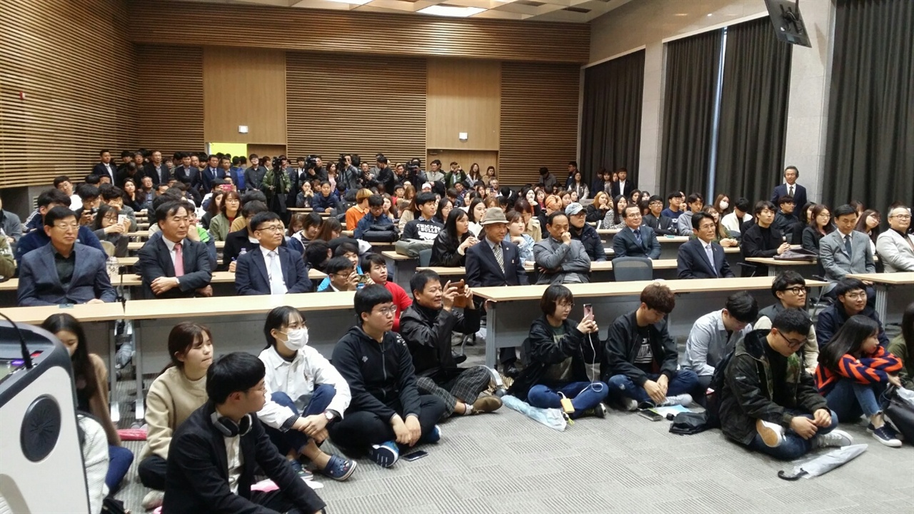 목포대학교 학생들이 초청강연을 듣기위해 모였다. 자리가 없어서 바닥에도 앉아서 듣고 있다.