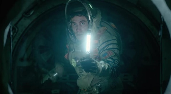  <라이프>의 한 장면.데이비드(제이크 질렌할)는 화성에서 온 괴물을 유인하기 위해 산소등을 켜고 기다린다.