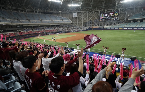  26일 오후 서울 고척돔 야구장에서 프로야구 넥센과 삼성의 시범경기가 열리고 있다.