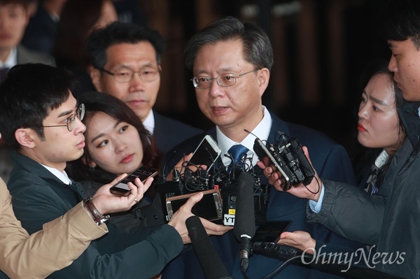 국정농단 방조·강압적 감찰·세월호 수사 외압 등 의혹을 받고 있는 우병우 전 청와대 민정수석이 지난 6일 오전 서울 서초구 서울중앙지방검찰청에서 피의자 신분으로 조사를 받기 위해 출석했다.
