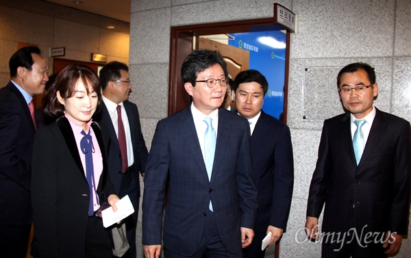 바른정당 유승민 대통령 후보가 6일 오전 경남도의회 브리핑실에서 기자회견을 연 뒤 나오고 있다.