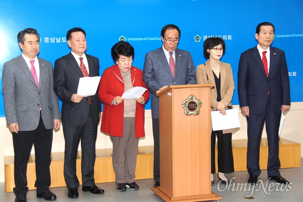  자유한국당 경남도의회 정판용 대표를 비롯한 도의원들은 6일 경남도의회 브리핑실에서 기자회견을 열어 "도지사 보궐선거를 정치적으로 이용하지 말아야 한다"고 했다.