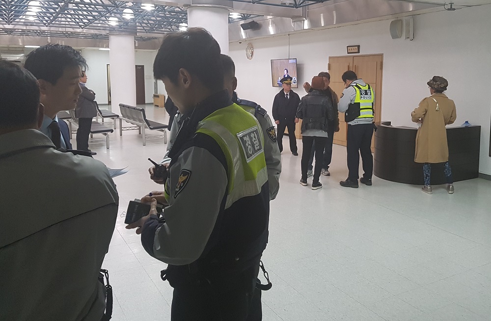 신연희 구청장 지지자들에게 폭행을 당한 여선웅 의원(왼쪽에서 두 번째)이 출동한 경찰에게 상황을 설명하고 있다.