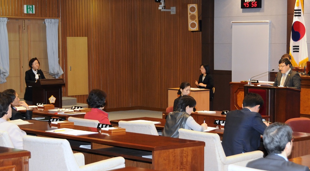 신연희 강남구청장(왼쪽)이 제256회 강남구의회 임시회에 참석해 이관수 의원(오른쪽) 구정질문에 답변하고 있다.