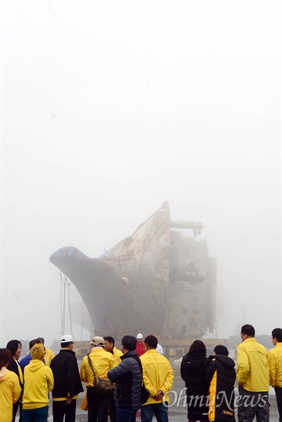 6일 반잠수선에 실린 세월호가 접안해 있는 목포 신항만에서 유가족들이 세월호를 바라보고 있다. 