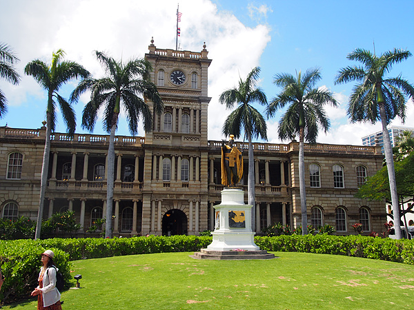 잔디밭 중앙에 하와이를 통일했던 카메하메하 대왕의 동상이 보인다. 