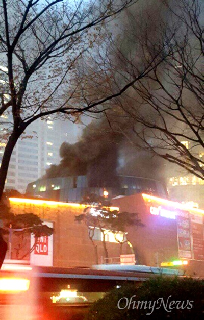 창우너 시티세븐 상가 건물의 5층 식당에서 6일 오후 화재가 발생했다.