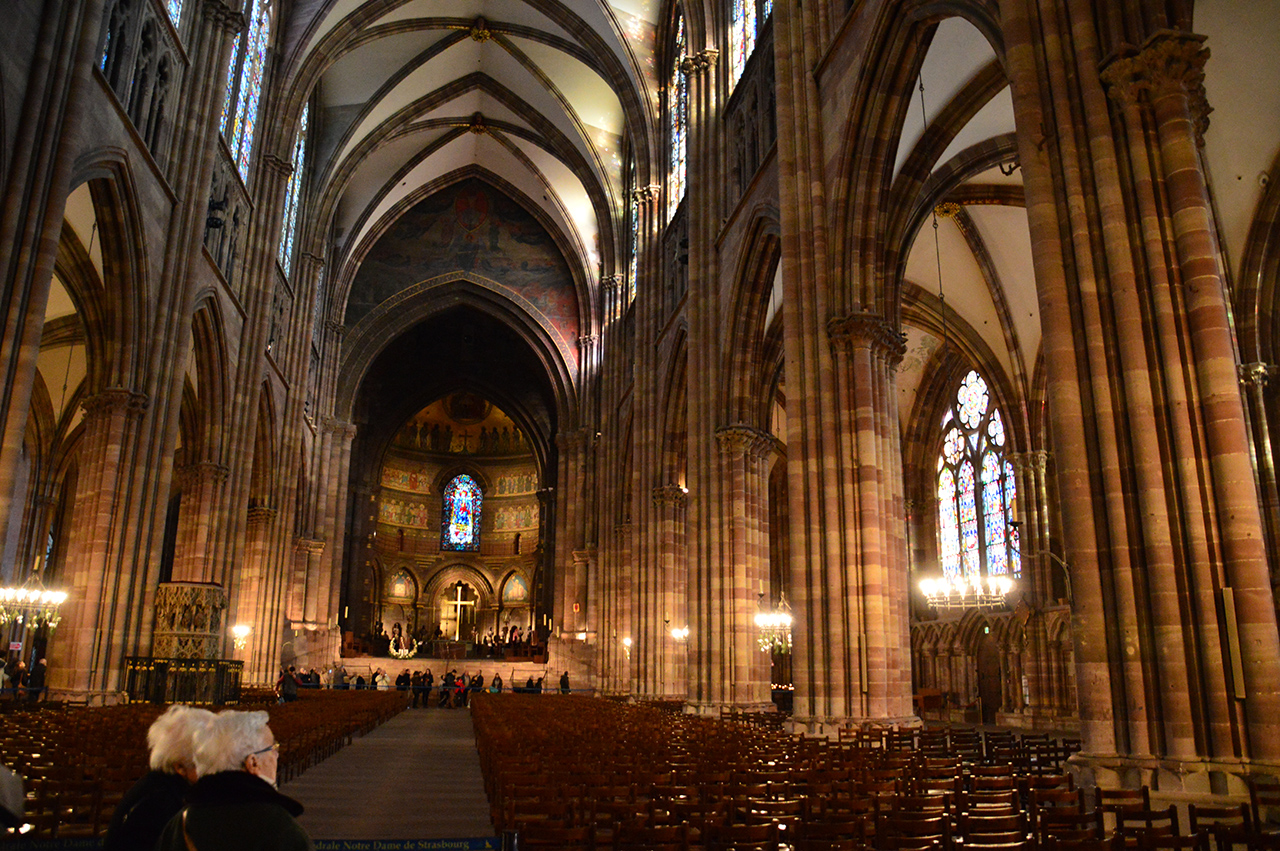 화려한 샹들리에 조명의 밝은 빛으로 성당 내부가 환하게 빛나고 있다.