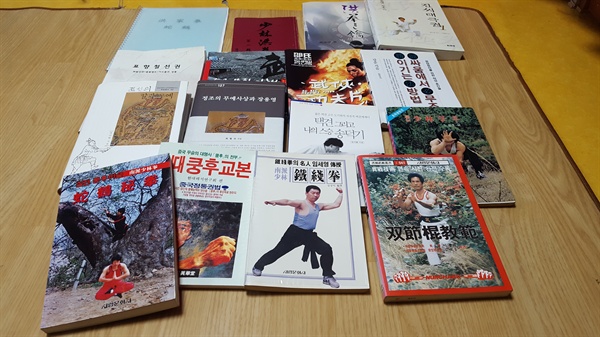  무술 덕후로 살면서 모으기 시작한 각종 무술 서적들. 이중에선 타이완까지 건너가 수집한 책부터 학교 도서관을 샅샅이 뒤져 찾아낸 뒤 스프링노트로 제본한 책들도 있다.