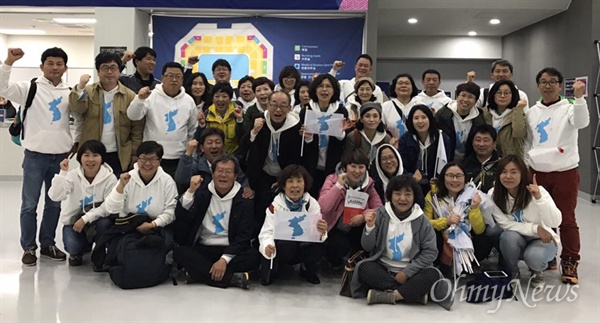 6일 저녁 강릉하키센터에서 열린 국제아이스하키연맹 여자 남북 대결에서 '경남응원단'이 응원하러 갔다가 단체 사진을 찍었다.