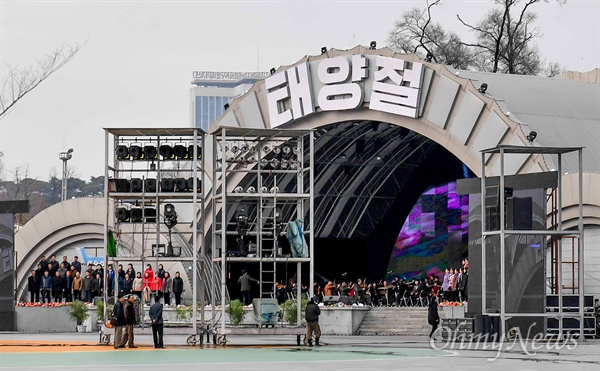  지난 2017년, '태양절'을 앞두고 북한 평양에서 음악회 행사를 준비 중인 모습.