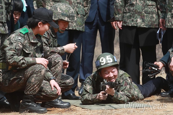 사격 자세 취하는 안철수  안철수 국민의당 대선후보가 7일 오전 인천 부평구 육군 17사단 신병교육대대를 방문해 사격 자세를 취하고 있다.