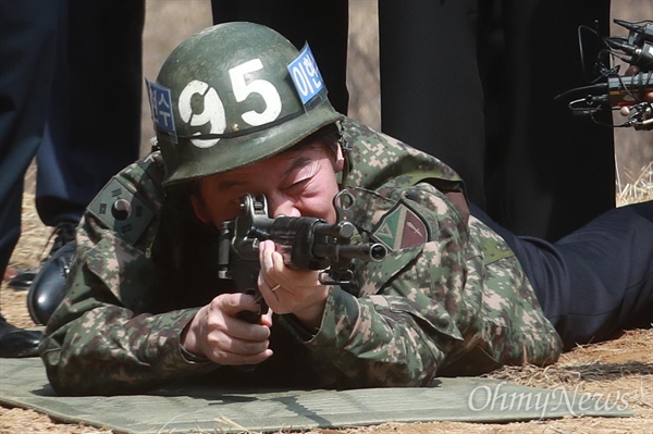 안철수 국민의당 대선후보가 7일 오전 인천 부평구 육군 17사단 신병교육대대를 방문해 사격 자세를 취하고 있다.