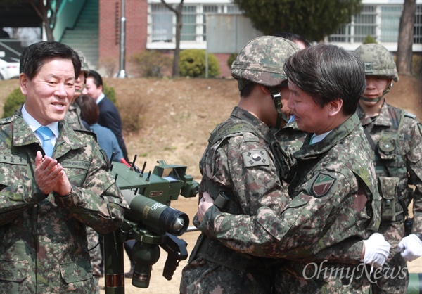 군훈련병 안아주는 안철수 안철수 국민의당 대선후보가 7일 오전 인천 부평구 육군 17사단 신병교육대대를 방문해 훈련병을 안아주며 격려하고 있다.