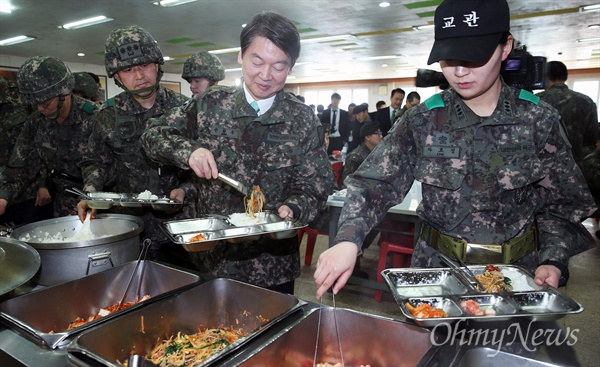 신병교육대 방문한 안철수 안철수 국민의당 대통령 후보가 7일 오전 인천시 부평구의 17사단 신병교육대를 방문했다. 안 후보는 사격훈련중인 신병들을 격려하고 사병식당에서 신병들과 식사를 함께 했다. 안 후보는 신병교육대를 방문한 것은 자신의 군생활 기억 중 가장 힘들었던 시기가 신병교육대 시절이었기 때문이라고 말했다.