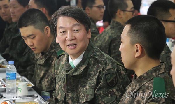 신병교육대 방문한 안철수 안철수 국민의당 대통령 후보가 7일 오전 인천시 부평구의 17사단 신병교육대를 방문했다. 안 후보는 사격훈련중인 신병들을 격려하고 사병식당에서 신병들과 식사를 함께 했다. 안 후보는 신병교육대를 방문한 것은 자신의 군생활 기억 중 가장 힘들었던 시기가 신병교육대 시절이었기 때문이라고 말했다.