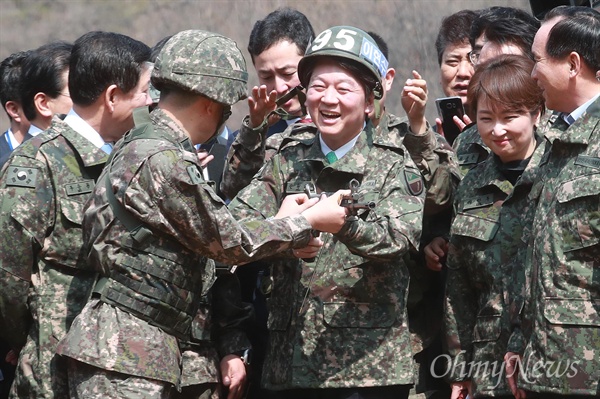 사격 자세 요구에 응하는 안철수 안철수 국민의당 대선후보가 7일 오전 인천 부평구 육군 17사단 신병교육대대를 방문, 사격 자세를 취해달라는 요청에 응하고 있다.


