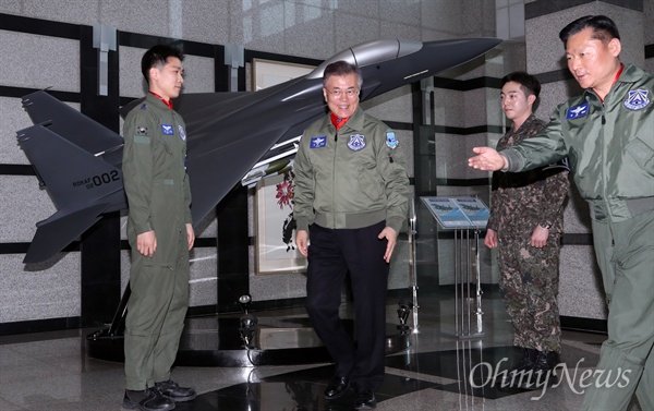 공군작전사령부 방문한 문재인  더불어민주당 문재인 대선후보가 7일 오후 경기도 평택 공군작전사령부를 방문해 빨간마후라와 조종점퍼를 착용하고 입장하고 있다. 