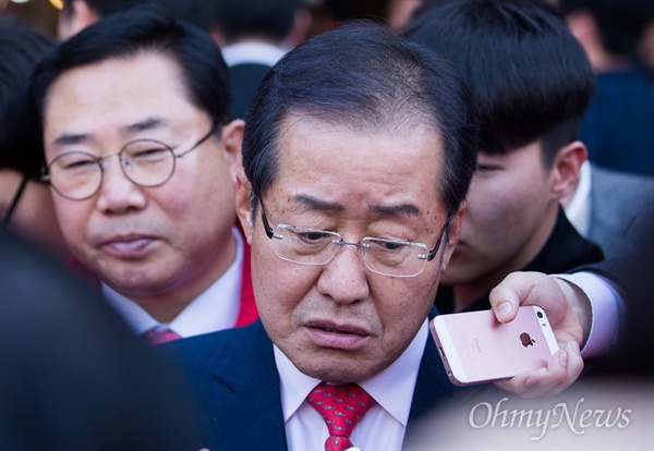   자유한국당 홍준표 대선후보가 7일 오후 경기도 안양 중앙시장을 방문을 마치고 기자들의 질문에 답변하고 있다. 