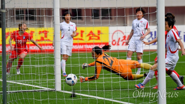  여자축구 대표팀 장슬기가 7일 평양 김일성경기장에서 열린 남북한 여자축구 아시안컵 예선전에서 동점골을 성공시키고 있다.