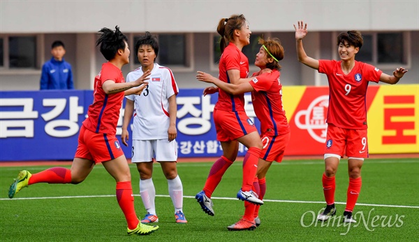  여자축구 대표팀 장슬기가 7일 평양 김일성경기장에서 열린 남북한 여자축구 아시안컵 예선전에서 후반 동점골을 성공시키고 기쁨을 나누고 있다.