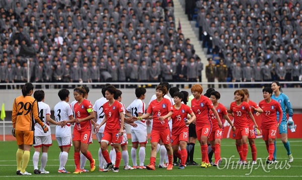  여자축구 대표팀 선수들이 7일 평양 김일성경기장에서 열린 남북한 여자축구 아시안컵 예선전에서 1-1 무승부를 기록하고 북한 선수들과 인사를 하고 있다.