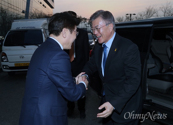 문재인 마중 나온 이재명 이재명 성남시장이 7일 오후 경기 성남시청을 방문한 문재인 더불어민주당 대선후보를 맞이하고 있다. 지난 경선에서 문 후보와 경쟁했던 이 시장이, 시청을 방문한 문 후보를 맞이하면서 후보 확정 후 첫 만남이 이뤄졌다. 