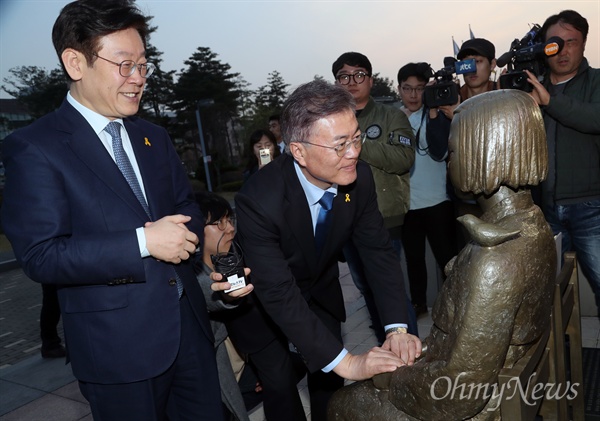 소녀상 앞에 선 문재인-이재명 이재명 성남시장이 7일 오후 경기 성남시청을 방문한 문재인 더불어민주당 대선후보에게 시청 앞뜰에 세워진 소녀상을 보여주고 있다. 세월호조형물에 이어 소녀상을 보여준 이 시장은 문 후보가 대통령이 되어 두 번 다시 이런 참사가 없는 나라가 되도록 노력해달라고 당부했다.
