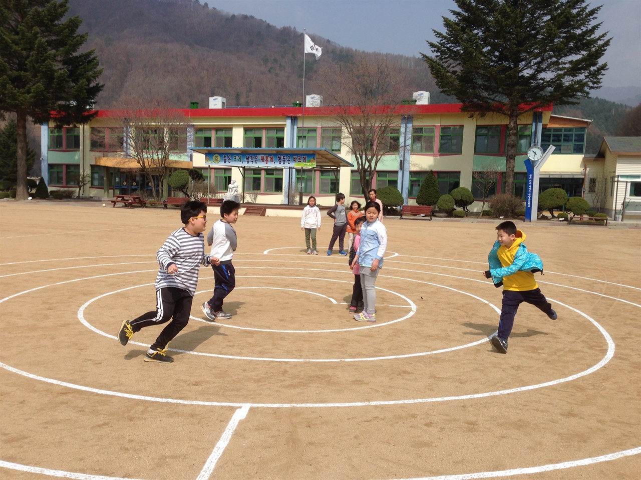 시골 작은학교 아이들은 학원에 다닐래야 다닐 수가 없다. 대신 친구들과 맘껏 놀 수 있다. 학교에서.