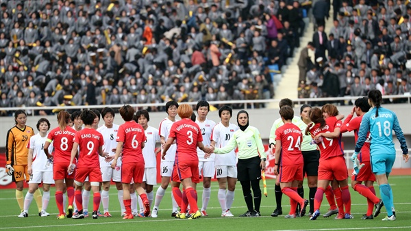  여자축구 대표팀 선수들이 7일 평양 김일성경기장에서 열린 남북한 여자축구 아시안컵 예선전에서 1-1 무승부를 거둔뒤 북한 선수들과 악수하고 있다. 동점골을 넣은 장슬기(오른쪽에서 네번째)가 지소연과 포옹을 하고 있다.