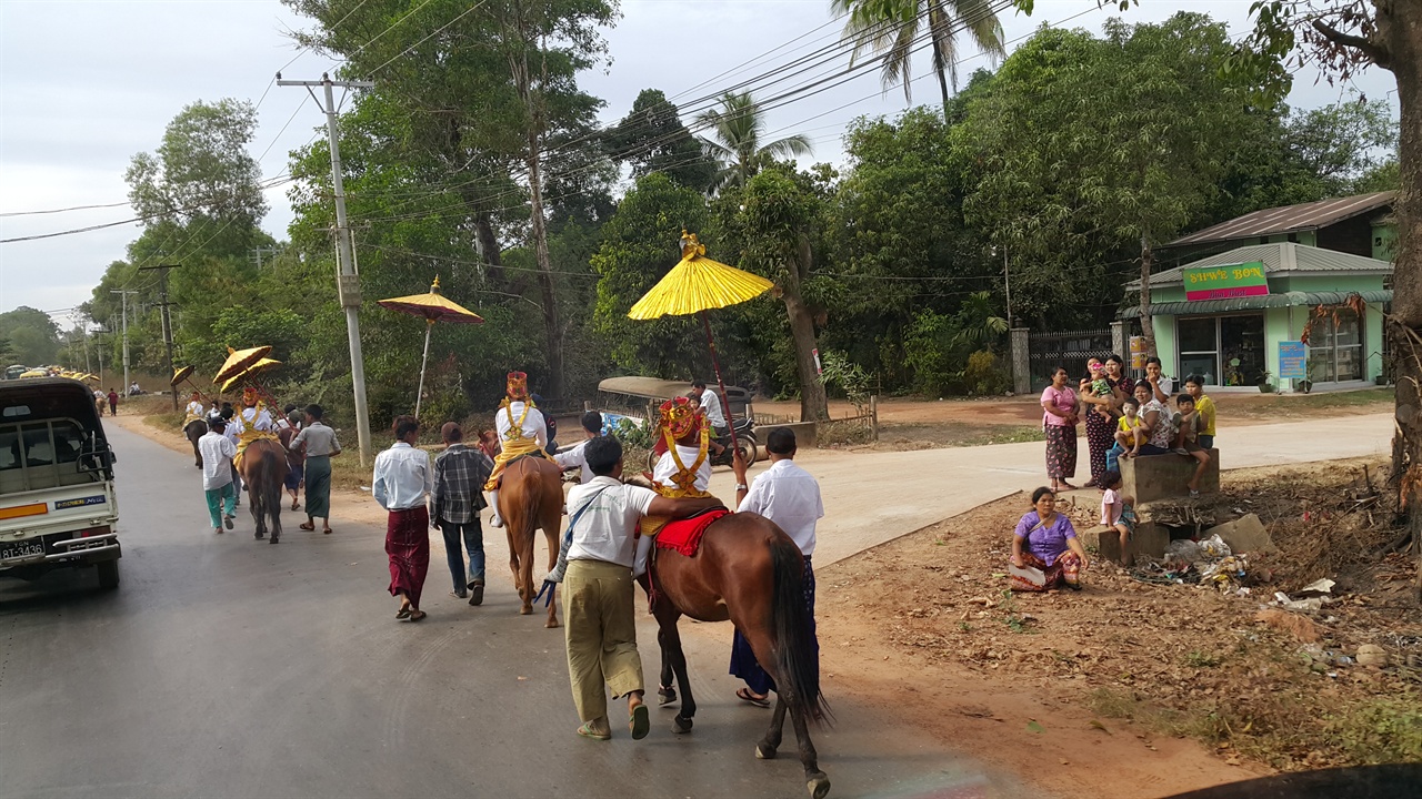 미얀마 소년은 8~16세까지 사원에서 성인식을 갖는다. 