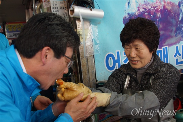 유승민 바른정당 대선 후보가 8일 오후 칠성시장을 방문해 한 상인이 건네준 멍게를 먹고 있다.