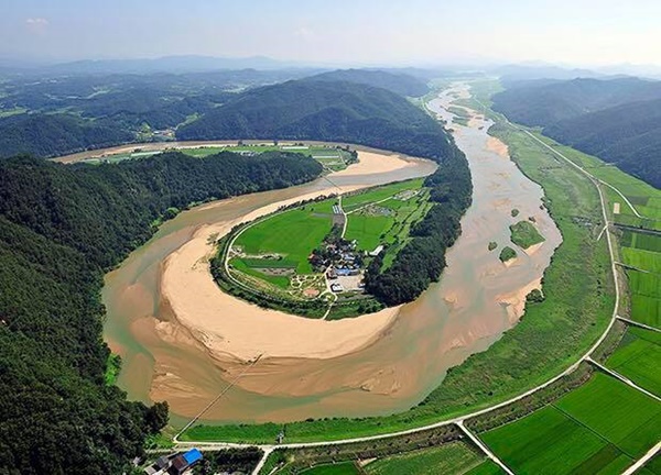 국가명승지 제16호 회룡포의 모습이다. 내성천의 아름다움을 단적으로 보여주는 곳이다. 그렇다. 내성천은 바로 국립공원감이다. 