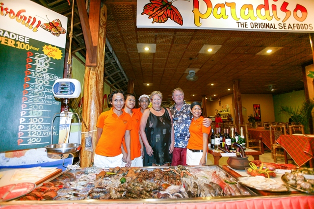 필리핀 해변의 레스토랑. 사진 속 가족들처럼 기자와 엄마도 싱싱한 해산물 요리를 가운데 두고 아주 오랜만에 속내를 털어놓는 시간을 가졌다.