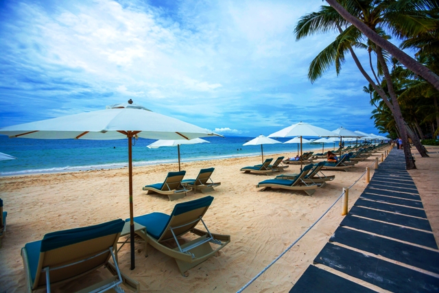 새하얀 모래밭과 짙푸른 바다가 그럼처럼 펼쳐진 필리핀 해변.