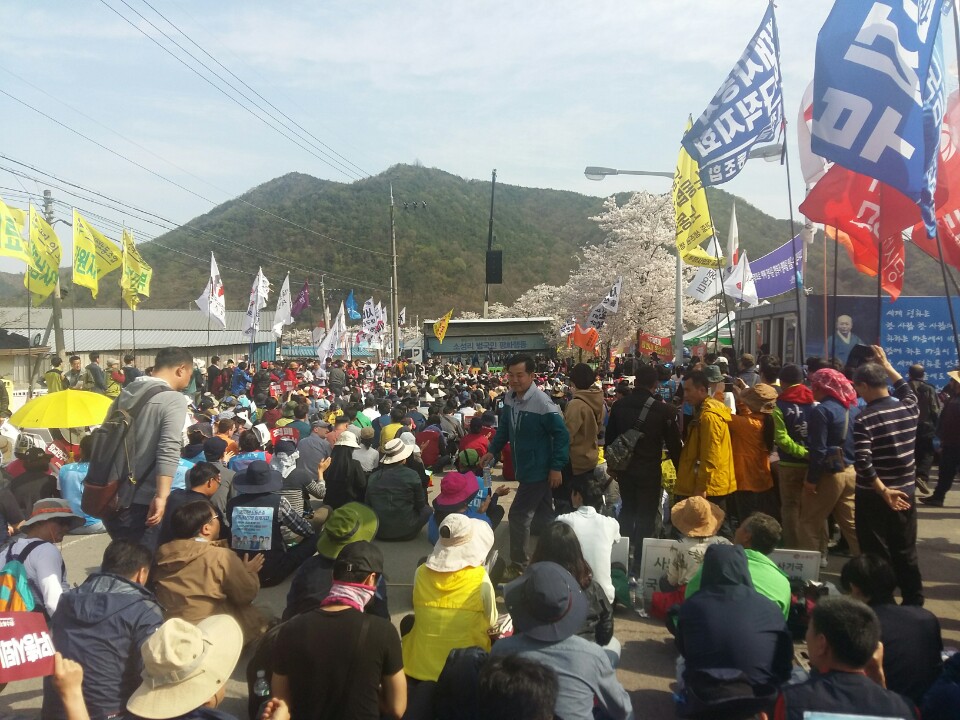 벚꽃이 흐드러지게 핀 소성리 마을회관 앞에서 8일 전국에서 모인 5천여 명의 시민들이 모여 열띤 토론을 벌이고 있다.