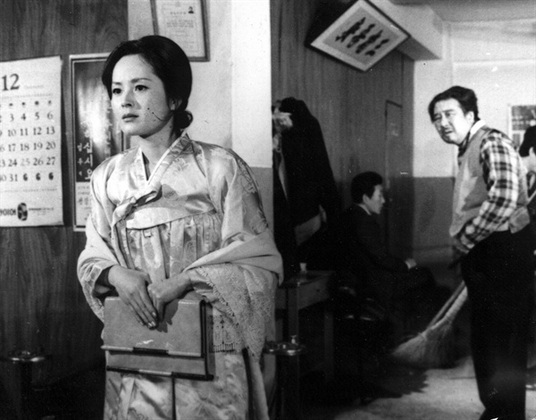  임권택 감독의 1977년작 <왕십리>. 이 영화에서 고 김영애는 선악을 동시에 오가는 비련의 여인을 연기하여 주목받았다. 