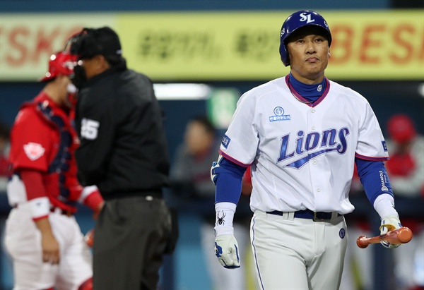  지난 3월 31일 대구 삼성 라이온즈 파크에서 열린 2017 KBO 리그 기아 타이거즈와 삼성 라이온즈의 개막전 경기. 2회말 무사 때 삼성 이승엽이 삼진 당하고 있다. 