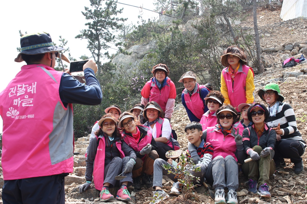 꽃을 심은후 사진을 찍고 있는 진달래마을 회원들의 모습