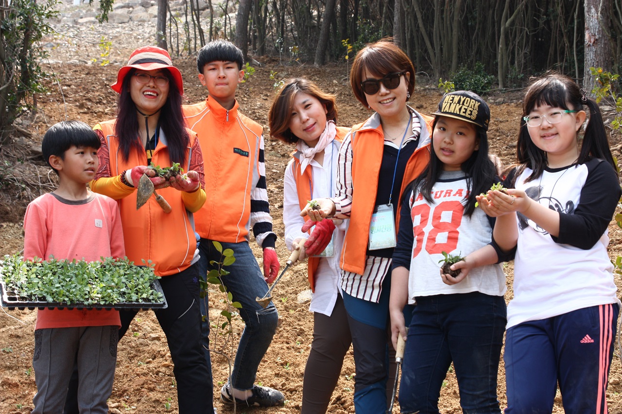 꽃가꾸기에 참가한 안심초 5학년 박수윤 학생(우측 두번째)과 일행의 모습