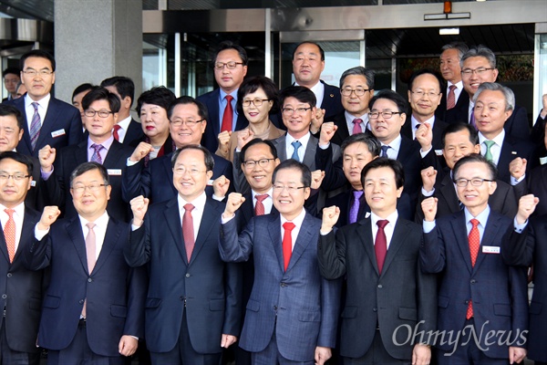 홍준표 자유한국당 대선후보가 10일 오전 경남도지사 퇴임식을 가진 뒤, 도청 현관에서 기념사진을 찍었다.