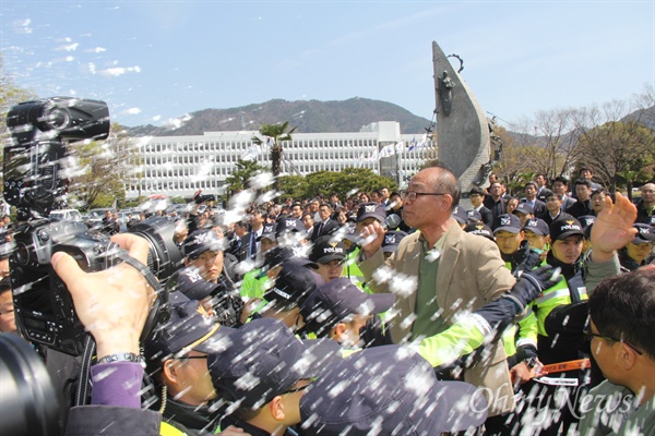  홍준표 자유한국당 대선후보가 10일 오전 경남도청에서 경남지사 퇴임식을 마치고 나오자, '적폐청산과 민주사회건설 경남운동본부' 회원들이 도청 정문에서 소금을 뿌렸다.