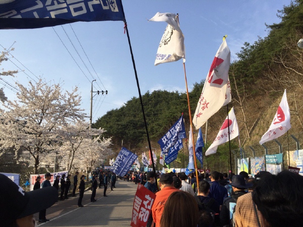 4월8일(토), 오후3시, 소성리 마을회관 앞 집회를 마친 후 골프장 입구까지 행진 중, 2차 소성리범국민평화행동 