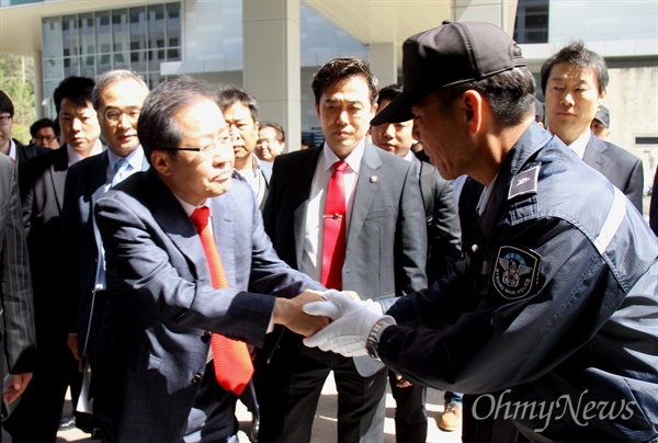  자유한국당 홍준표 대선후보가 10일 오전 경남도청 신관 대강당에서 경남지사 퇴임식을 마치고 나오면서 청경과 인사를 나누고 있다.