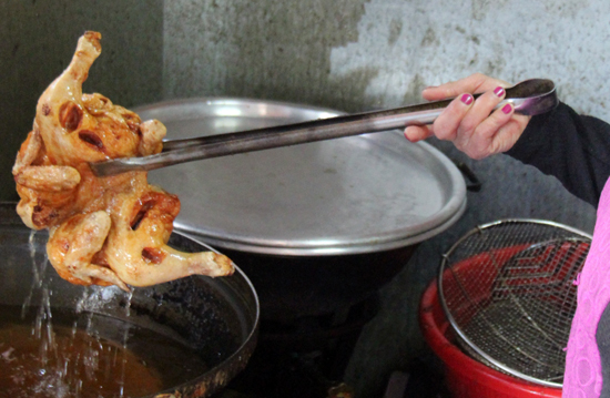 주인 모씨가 가끔 끓고 있는 닭을 건져 익은 상태를 살피고 있다.