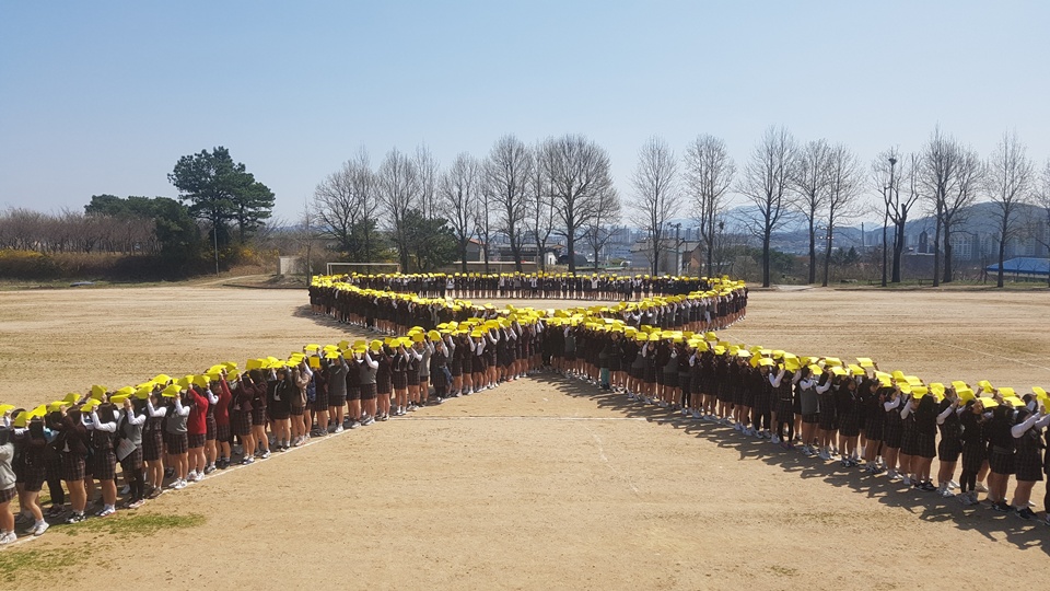 10일 오후 충남 홍성에서는 홍성여자고등학교 전교생의 '세월호 참사 3주기 추모리본 퍼포먼스'가 열렸다.  이날 퍼포먼스는 세월호 유가족분들과 함께 할 예정이었다.